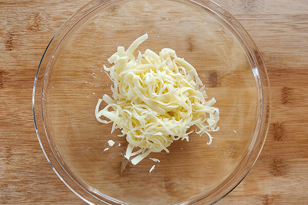 queijo ralado para preparar os muffins de queijo