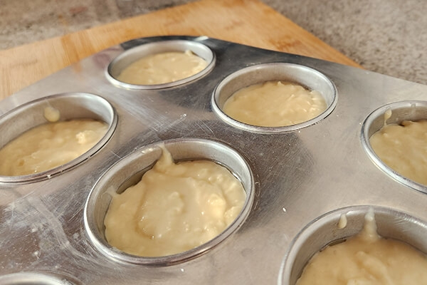 muffins de queijo nas forminhas pronto para assar