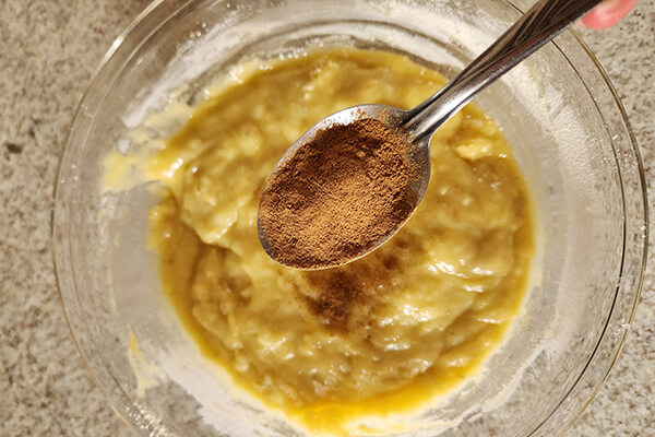 preparando banana bread