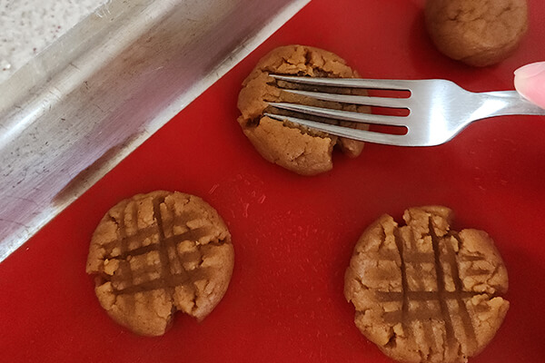 amassando os biscoitos com um garfo