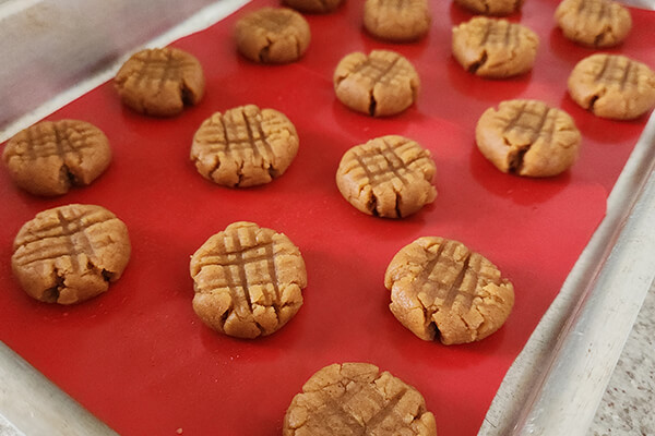 biscoitos moldados prontos para assar