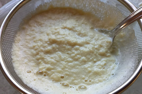 preparo da receita de quenga de galinha ou frango com creme de milho