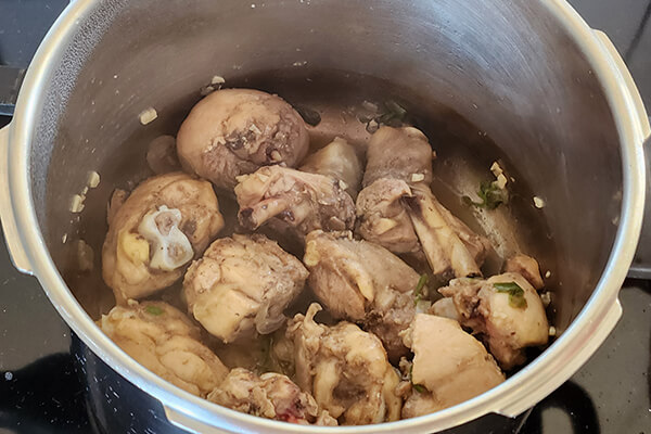 preparo da receita de quenga de galinha ou frango com creme de milho