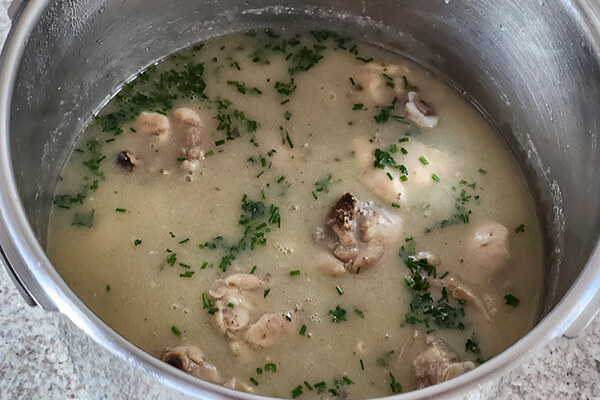 preparo da receita de quenga de galinha ou frango com creme de milho